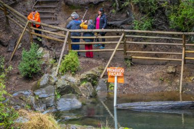 Pucon, Şili - 23 Eylül 2018: Açık görünüm kimliği belirsiz kişi yakın Pucon, Chile şelaleler yürüyüş