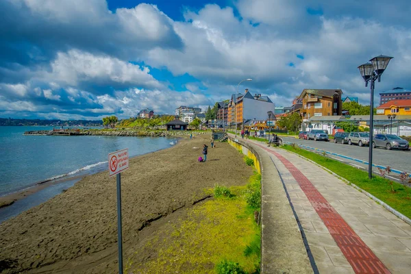 プエルト バラス、チリ、2018 年 9 月 23 日: 不明の人がビーチとプエルト バラスと Llanquihue 湖の豪華な眺めと歩道を歩いて — ストック写真