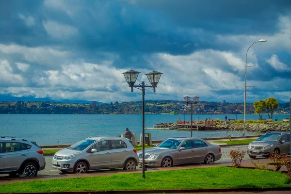 PUERTO VARAS, CHILE, 23 DE SEPTIEMBRE DE 2018: Vista exterior de los coches estacionados en las calles con una magnífica vista de Puerto Varas y el lago Llanquihue — Foto de Stock