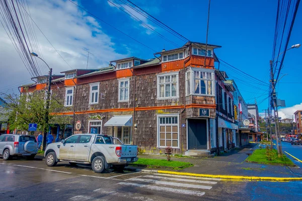Puerto Varas, Chile, szeptember, 23, 2018: View személygépkocsik gyönyörű napsütéses nap folyamán feltoljuk ház épületek, az utcákon, a város Puerto Varas — Stock Fotó