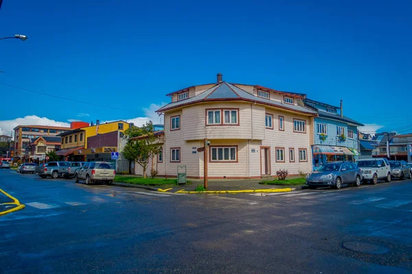 Puerto varas, chile, 23. september 2018: bei herrlichem sonnigen tag parken autos vor häusern in den straßen der stadt in puerto varas — Stockfoto