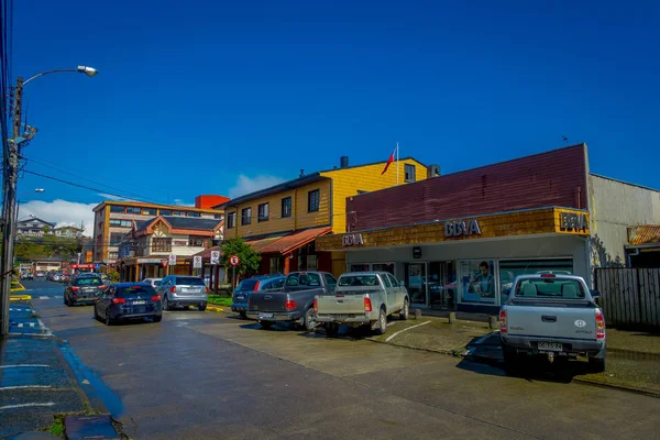 Puerto Varas, Şili, Eylül, 23, 2018: Arabalar Puerto Varas, kasaba sokaklarında binalarda ev önünde güzel güneşli gün boyunca Park — Stok fotoğraf