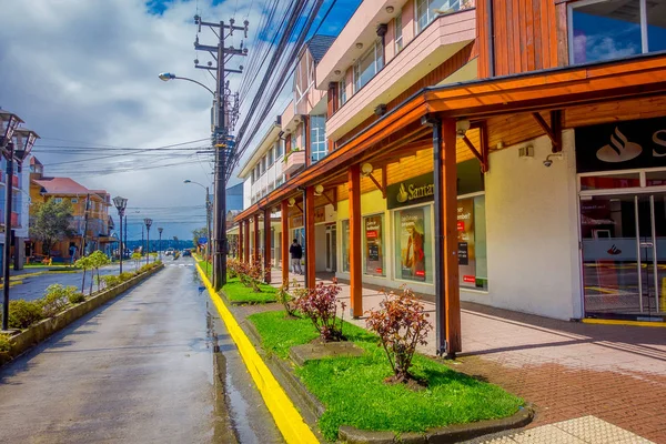 Puerto Varas, Chili, September, 23, 2018: Mooie houten gebouw in de hoek, met sommige kabel-lijnen in een zonnige dag met blauwe hemelachtergrond gelegen in Puerto Varas in Chili — Stockfoto