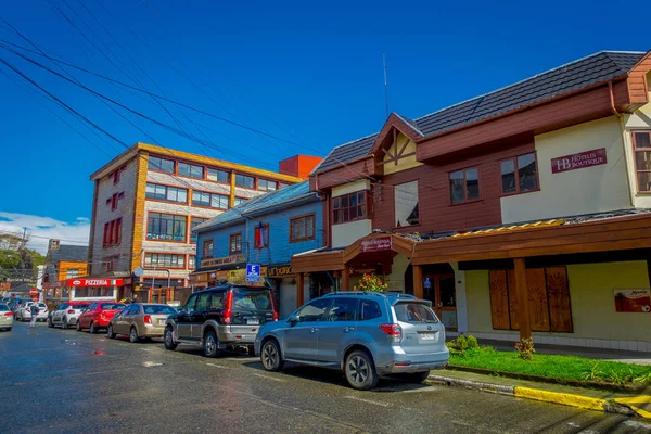 Puerto Varas, Chili, September, 23, 2018: Auto's geparkeerd voor huis gebouwen in de straten van de stad op Puerto Varas tijdens prachtige zonnige dag — Stockfoto
