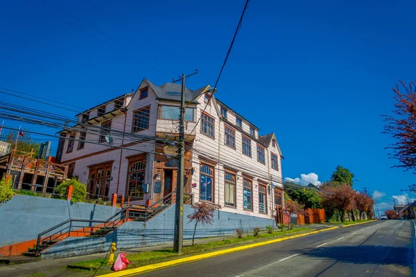 Puerto Varas, Chili, September, 23, 2018: Outdoor weergave van oude houten huis bouwen op een prachtig blauwe hemelachtergrond gelegen in Puerto Varas in Chili — Stockfoto