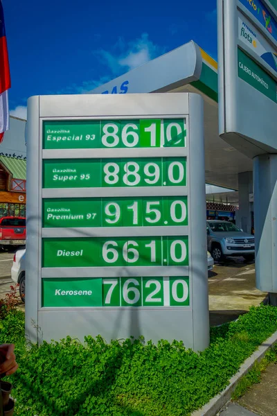 PUERTO VARAS, CHILE, 23 DE SEPTIEMBRE DE 2018: Primer plano de los precios de la gasolina en una gasolinera de la ciudad de Puerto Varas en Chile —  Fotos de Stock