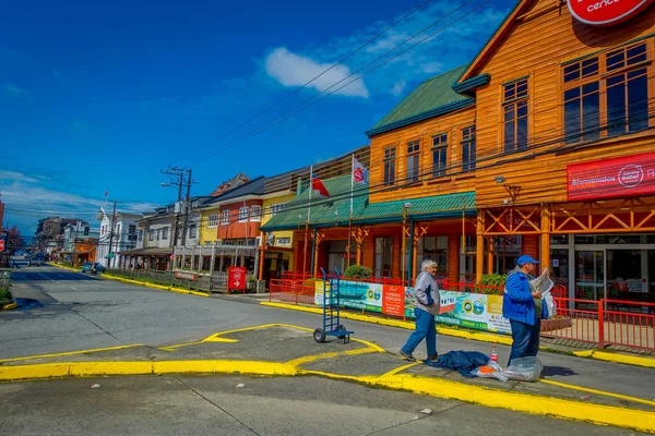 Puerto Varas, Chile, szeptember, 23, 2018: Azonosítatlan férfi gyaloglás és átkelés az utcán, Puerto Varas, látogatás a város és a gyarmati helyek — Stock Fotó