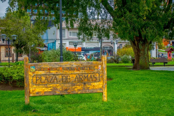 PUERTO VARAS, CHILE, 23 DE SEPTIEMBRE DE 2018: Vista exterior de signo informativo de plaza de armas parque escrito en una estructura de madera en Puerto Varas en Chile —  Fotos de Stock