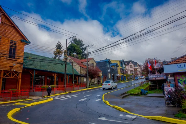 PUERTO VARAS, CHILE, 23 DE SEPTIEMBRE DE 2018: Ciudad de Puerto Varas con algunos autos circulando por las calles cercanas al volcán Osorno en Chile — Foto de Stock