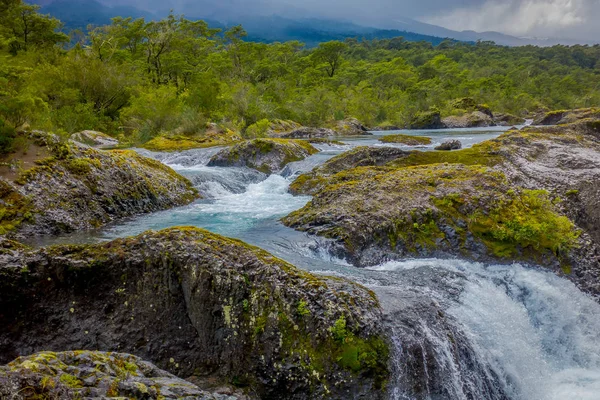 Saltos de Petrohue. Watervallen in het zuiden van Chili, gevormd door vulkanische werking — Stockfoto