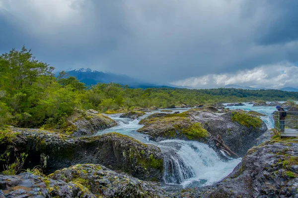 空翻 de Petrohue。智利南部的瀑布, 由火山作用形成 — 图库照片