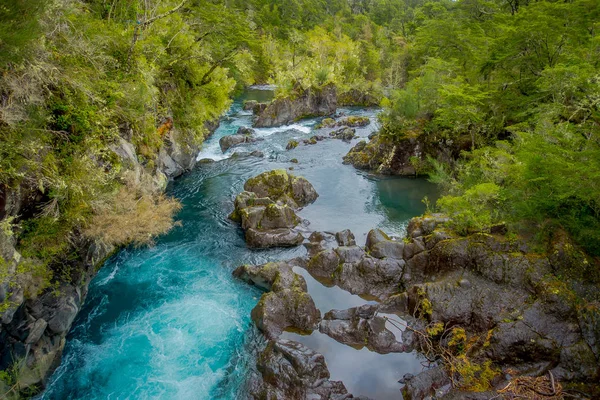 Schitterend uitzicht op het water passeren van vulkanisch gesteente maken van watervallen, gevormd door een uitbarsting van vulkaan Osorno in het zuiden van Chili — Stockfoto