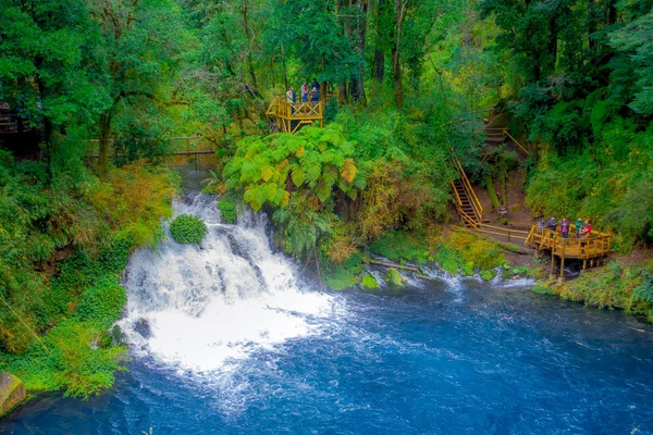 Buiten uitzicht op lange blootstelling van de prachtige waterval, gelegen in Pucon, Chili — Stockfoto