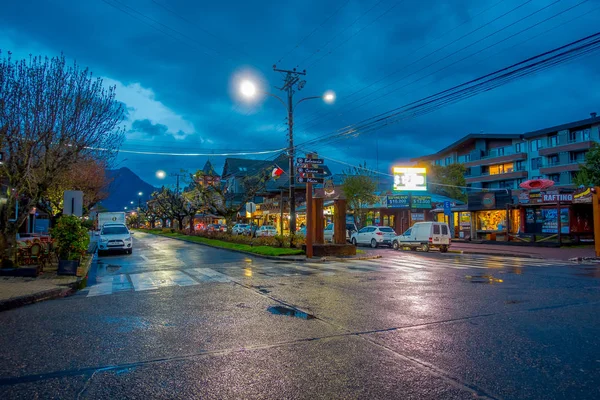 Pucon, chile - 23. September 2018: Außenansicht eines Touristen, der in der Nähe eines in einer Reihe geparkten Autos in den Straßen der Stadt in pucon während der Nacht spaziert — Stockfoto