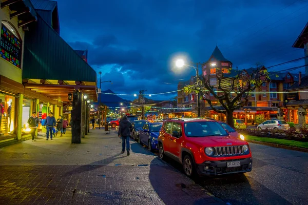 Pucon, chile - 23. September 2018: Außenansicht von Autos, die in einer Reihe in den Straßen der Stadt in pucon in der Nacht geparkt werden — Stockfoto