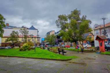 Puerto Varas, Şili, Eylül, 23, 2018: plaza de armas Park Şili, Puerto Varas şehir yürüyüş Tanımlanamayan kişi
