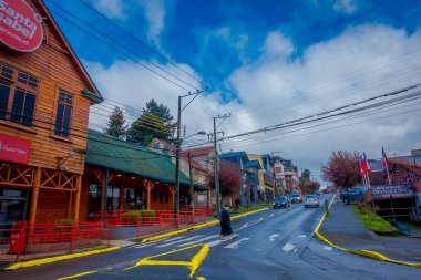 Puerto Varas, Şili, Eylül, 23, 2018: Kasaba, Puerto Varas volkan Osorno Şili'deki yakın sokaklarda dolaşan bazı araçları ile