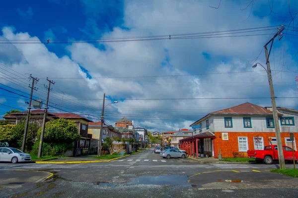 Puerto Varas, Chile, 23 září 2018: Venkovní pohled na auta zaparkovaný stavby domu v ulicích Puerto Varas během nádherný slunečný den — Stock fotografie