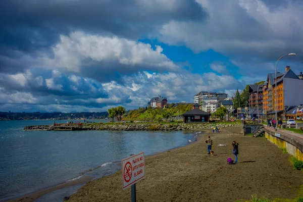 PUERTO VARAS, CHILE, 23 DE SEPTIEMBRE DE 2018: Personas no identificadas caminando por la playa y la acera con una hermosa vista de Puerto Varas y el lago Llanquihue —  Fotos de Stock