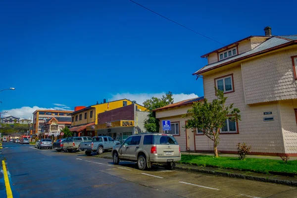 PUERTO VARAS, CHILI, 23 SEPTEMBRE 2018 : Voitures garées devant les bâtiments de la maison dans les rues de la ville à Puerto Varas par une magnifique journée ensoleillée — Photo