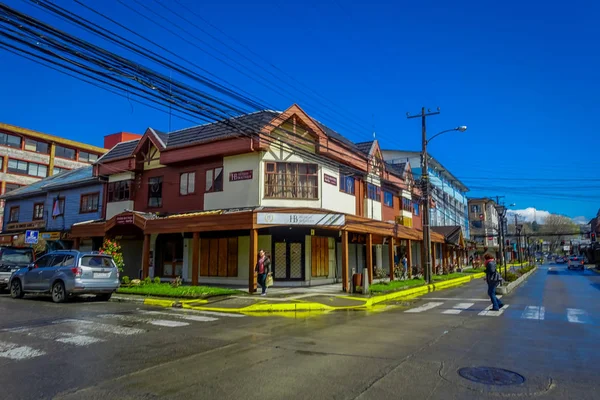 PUERTO VARAS, CHILI, 23 SEPTEMBRE 2018 : Ville de Puerto Varas avec quelques voitures circulant dans les rues près du volcan Osorno au Chili — Photo