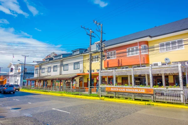 Puerto Varas, Chile, szeptember, 23, 2018: Színes épületek kültéri nézet néhány cablelines előtt egy napsütéses napon a kék ég háttér: Puerto Varas, Chile-ben üzletek — Stock Fotó