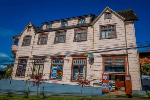 PUERTO VARAS, CHILE, 23 DE SEPTIEMBRE DE 2018: Vista al aire libre del antiguo edificio de casas de madera en un magnífico fondo de cielo azul ubicado en Puerto Varas, Chile — Foto de Stock