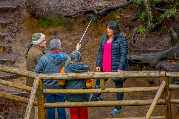 Pucon, Chile - szeptember, 23, 2018: Szabadtéri nézet azonosítatlan emberek séta, közel a vízesések, egy fából készült frence a Pucon, Chile — Stock Fotó