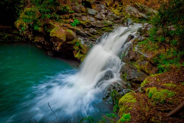 Gyönyörű szabadtéri kilátással vízeséssel Pucon, Chile — Stock Fotó