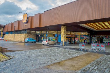 Pucon, Şili - 23 Eylül 2018: Açık görünümü muhteşem ahşap sömürge binaları şehir Pucon içinde bulunan yakın yürüyüş turist