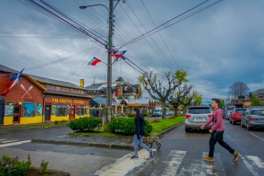 Pucon, Şili - 23 Eylül 2018: walkcross gece, muhteşem ahşap çevreleyen sırasında Pucon içinde şehrin sokaklarında yürürken turist güzel açık görünümü kullanan kimliği belirsiz kişiler