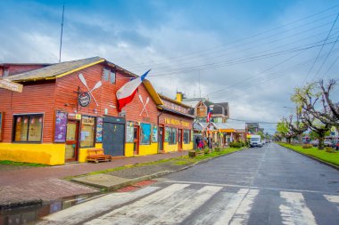 Pucon, Şili - 23 Eylül 2018: Pucon şehir içinde bulunan güzel ahşap sömürge binaların açık görünüm