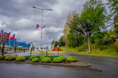 Pucon, Şili - 23 Eylül 2018: Pucon şehirde kasabada girin, bir büyük harf ile bir Kutbu bilgilendirici ahşap ayetlerine
