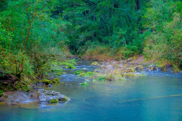 Buiten uitzicht op de prachtige rivier van turkoois water gelegen in Pucon, Chili — Stockfoto