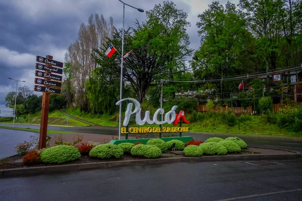 PUCON, CHILE - 23 DE SEPTIEMBRE DE 2018: Carteles informativos de madera en un poste con grandes letras al entrar en la ciudad de Pucón — Foto de Stock