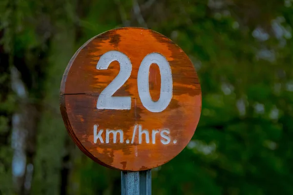 Pucón, Chile - 23 września 2018 r.: Zbliżenie drewniany znak informacyjny godz 20 km wewnątrz miejsce rekreativne Pucón, Chile — Zdjęcie stockowe
