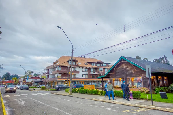 FRUTILLAR, CHILE - 23 DE SEPTIEMBRE DE 2018: Vista al aire libre del turista caminando por la calle cerca de magníficos edificios típicos de madera de frutilar, en Chile — Foto de Stock