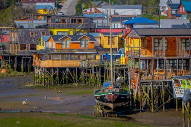 Chiloe, Şili - Eylül, 27, 2018: Bir evleri yakın teknede stilts palafitos Castro, Chiloe Adası, Patagonya