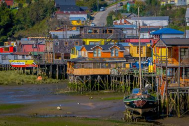 Chiloe, Şili - Eylül, 27, 2018: Bir evleri yakın teknede stilts palafitos Castro, Chiloe Adası, Patagonya