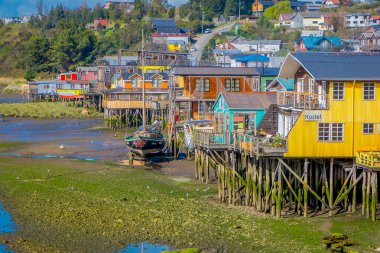 Chiloe, Şili - Eylül, 27, 2018: Bir evleri yakın teknede stilts palafitos Castro, Chiloe Adası, Patagonya