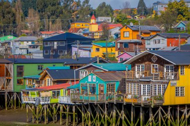 Chiloe, Şili - Eylül, 27, 2018: Tahta bacaklar palafitos Castro, Chiloe Adası, Patagonya'da evler
