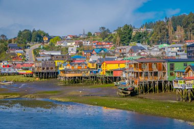 Chiloe, Şili - Eylül, 27, 2018: Bir evleri yakın teknede stilts palafitos Castro, Chiloe Adası, Patagonya