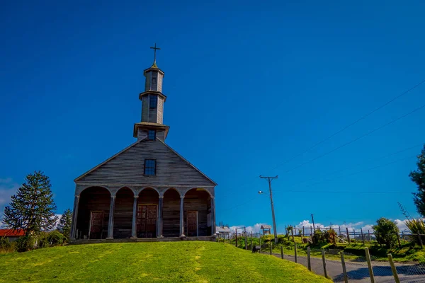 CHILOE, CHILE - 27 DE SEPTIEMBRE DE 2018: Vista exterior de la iglesia de quinchao, una de las iglesias de madera de patrimonio mundial ubicada en la isla de Chiloé, al sur de Chile, en un hermoso día soleado con fondo de cielo azul — Foto de Stock