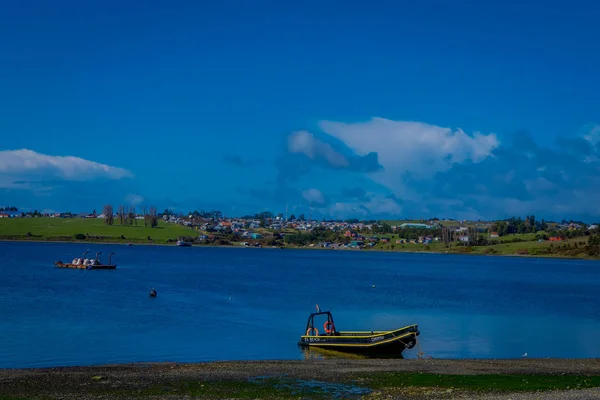 CHILOE, CHILE - SETEMBRO, 27, 2018: Vista ao ar livre de um pequeno barco em um porto de Ancud, ilha Chiloe, Chile — Fotografia de Stock