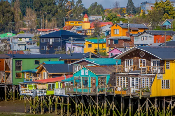 Chiloe, Chile - September 27, 2018: Hus på styltor palafitos i Castro, ön Chiloe, Patagonien — Stockfoto
