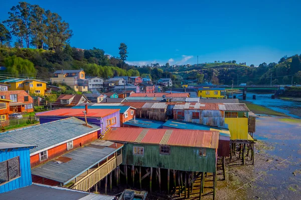 Acima de casas bonitas e coloridas em palafitos palafitos em Castro, Chiloe Island — Fotografia de Stock