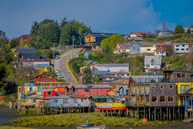 Chiloe, Şili - Eylül, 27, 2018: Bir evleri yakın teknede stilts palafitos Castro, Chiloe Adası, Patagonya