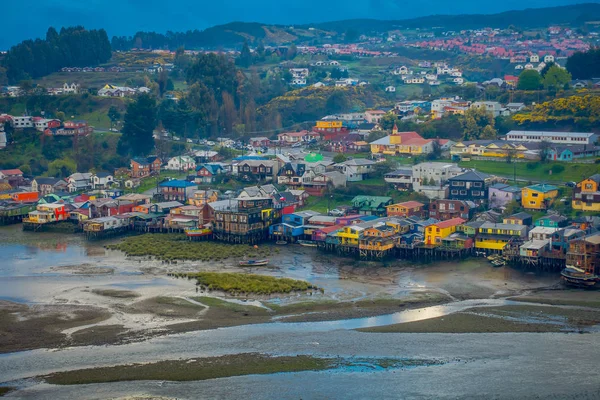 Buiten zicht van kleurrijke huizen op stelten palafitos in het horizont ligt in Castro, Chiloe eiland — Stockfoto