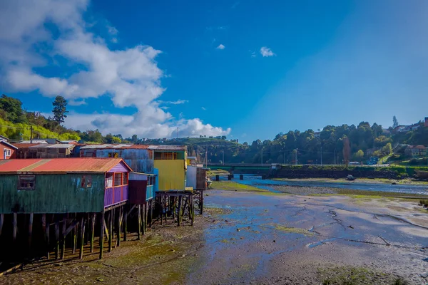 Vista ao ar livre de belas casas de madeira coorful em palafitos palafitos, em uma visão de dia de maré baixa em lindo dia ensolarado em Castro, Chiloe Island — Fotografia de Stock
