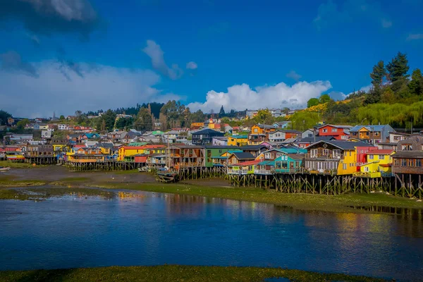 Vue extérieure de maisons colorées sur pilotis palafitos dans l'horizont situé à Castro, Chiloe Island — Photo